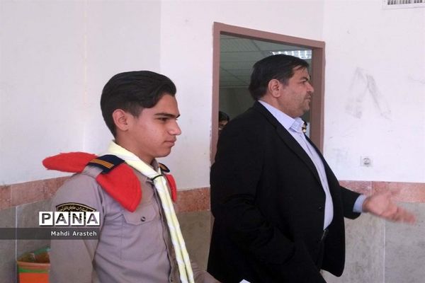 توزیع سیصد پاکت دریافت کمک‌های نقدی اولیا و دانش‌آموزان هنرستان البرز به سیل‌زدگان