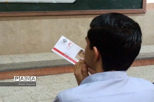 توزیع سیصد پاکت دریافت کمک‌های نقدی اولیا و دانش‌آموزان هنرستان البرز به سیل‌زدگان