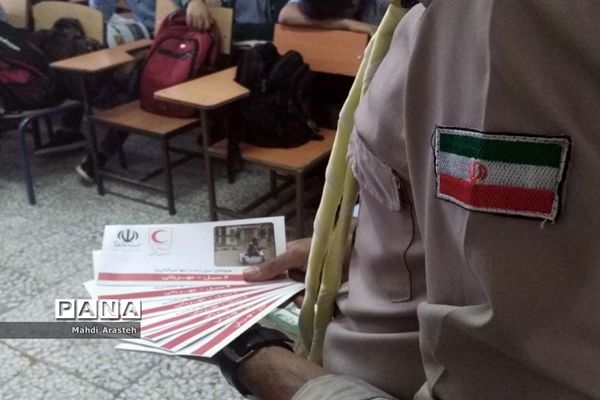 توزیع سیصد پاکت دریافت کمک‌های نقدی اولیا و دانش‌آموزان هنرستان البرز به سیل‌زدگان