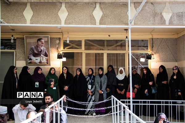 بازدید شرکت کنندگان ششمین دوره مسابقات بین المللی قرآن کریم از حسینیه جماران