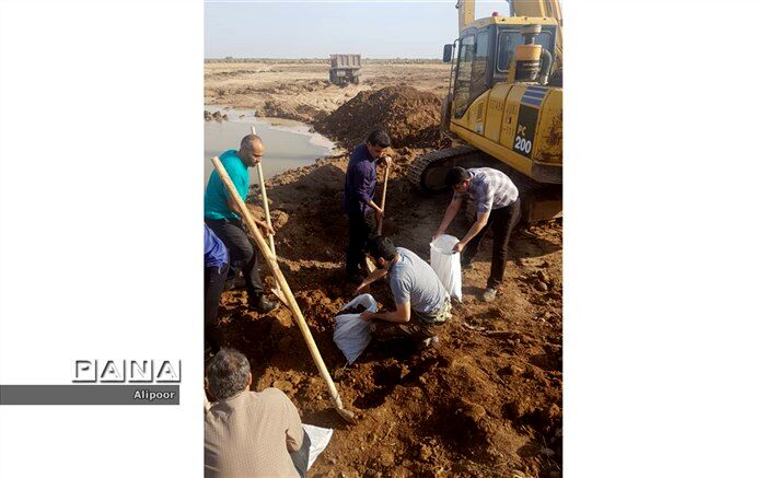 اقدام جهادی فرهنگیان ودانش آموزان آبادانی در احداث سیل بند