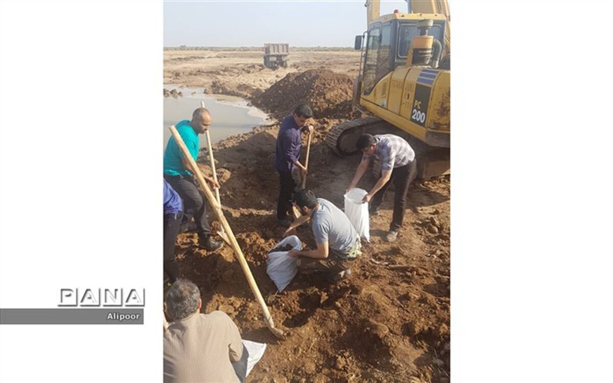 اقدام جهادی فرهنگیان ودانش آموزان آبادانی در احداث سیل بند