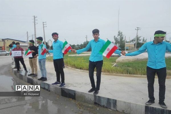 زنجیره انسانی هنرجویان هنرستان سعادت شبانکاره  بوشهر  در پی حمایت از سپاه پاسداران انقلاب اسلامی ایران