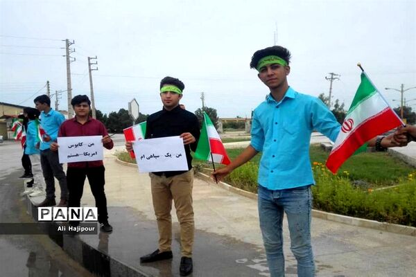 زنجیره انسانی هنرجویان هنرستان سعادت شبانکاره  بوشهر  در پی حمایت از سپاه پاسداران انقلاب اسلامی ایران
