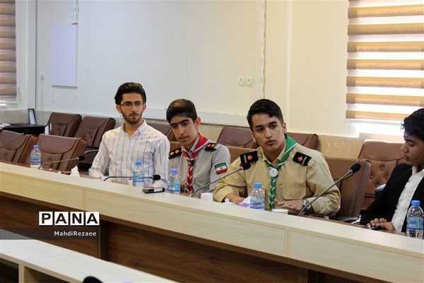 نشست تشکل‌های دانش‌آموزی با مدیرکل آموزش و پرورش استان البرز
