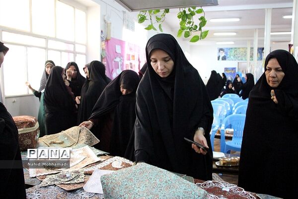نمایشگاه عفاف و حجاب در دبیرستان نمونه تقوی شهرستان بیرجند