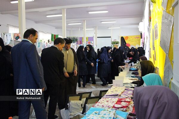 نمایشگاه عفاف و حجاب در دبیرستان نمونه تقوی شهرستان بیرجند