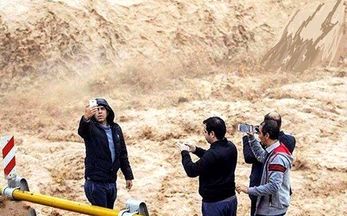 سلفی با سیل سه نفر را به کام مرگ کشاند