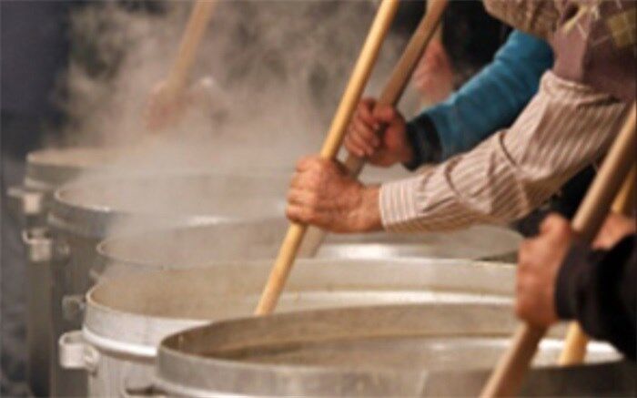 طبخ روزانه ۳۰۰۰ پرس غذا جهت منطقه سیل زده آق قلا در استان گلستان