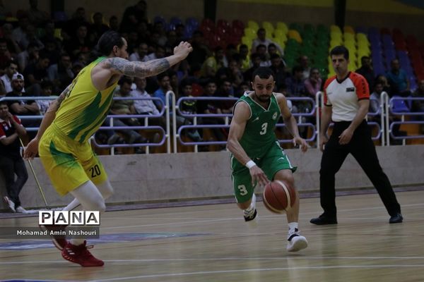 دیدار تیم‌های بسکتبال پالایش نفت آبادان  و ذوب آهن اصفهان