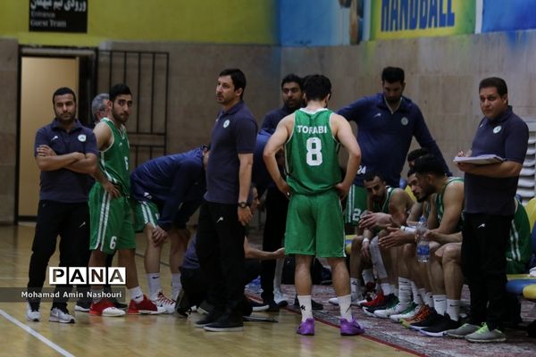 دیدار تیم‌های بسکتبال پالایش نفت آبادان  و ذوب آهن اصفهان