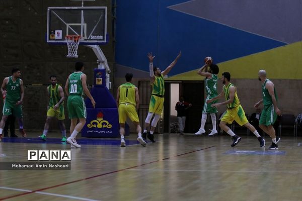 دیدار تیم‌های بسکتبال پالایش نفت آبادان  و ذوب آهن اصفهان