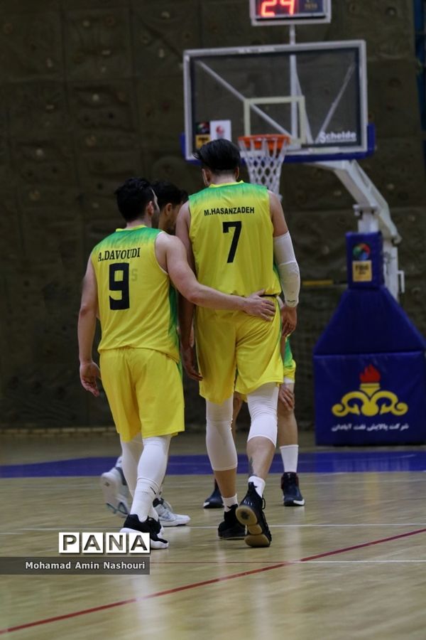 دیدار تیم‌های بسکتبال پالایش نفت آبادان  و ذوب آهن اصفهان
