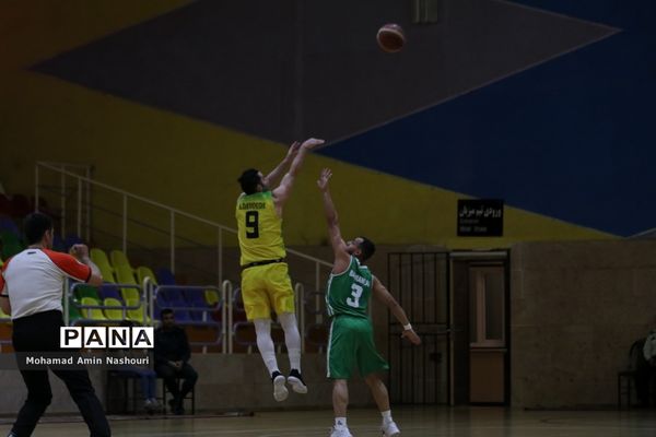 دیدار تیم‌های بسکتبال پالایش نفت آبادان  و ذوب آهن اصفهان