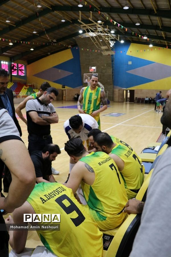 دیدار تیم‌های بسکتبال پالایش نفت آبادان  و ذوب آهن اصفهان