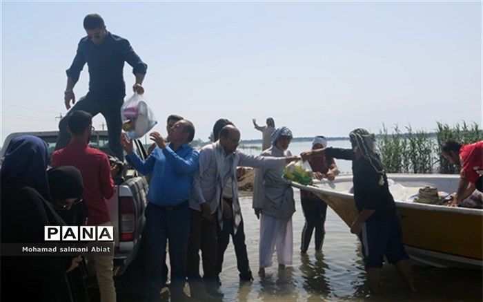 توزیع کمک های فرهنگیان ناحیه یک اهواز در بین سیل زدگان بخش اسماعیلیه