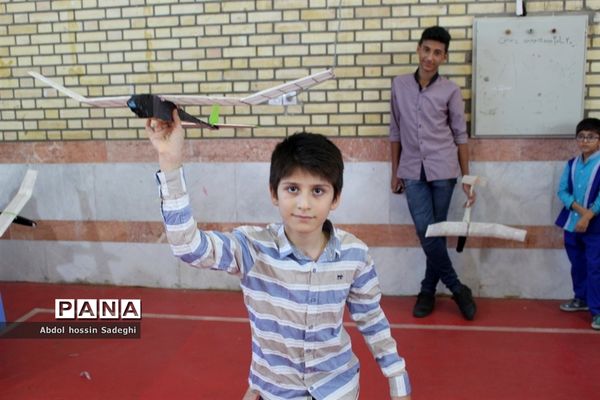 مسابقات گلایدر دانش‌آموزان پسر شهرستان بوشهر