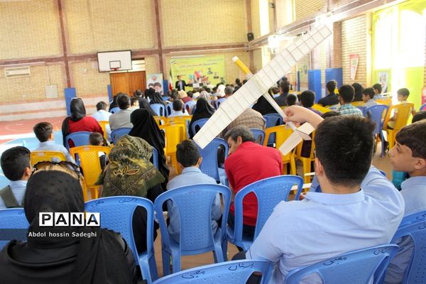 مسابقات گلایدر دانش‌آموزان پسر شهرستان بوشهر