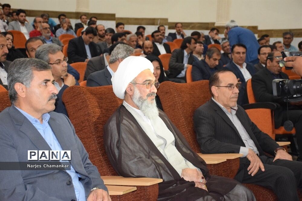 همایش تجلیل از طلایه‌داران تربیت در بوشهر-1