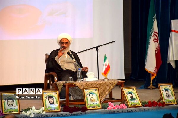 همایش تجلیل از طلایه‌داران تربیت در بوشهر-1