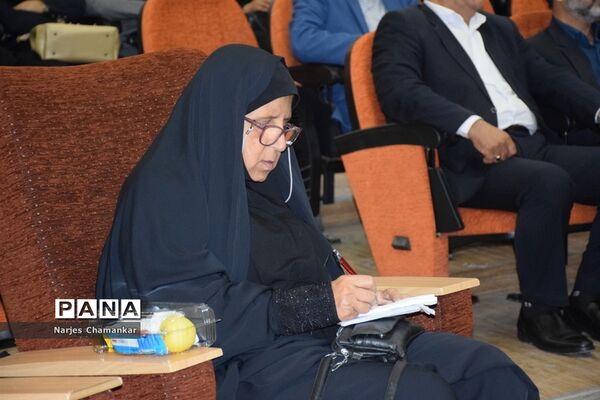 همایش تجلیل از طلایه‌داران تربیت در بوشهر-1