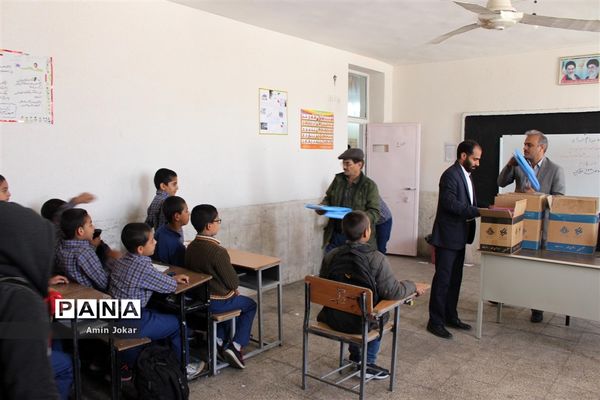 اهداء بسته‌های لوازم التحریر به دانش‌آموزان سیل زده محله سعدی شیراز توسط سازمان دانش‌آموزی فارس