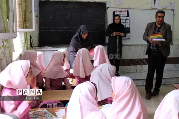 اهداء بسته‌های لوازم التحریر به دانش‌آموزان سیل زده محله سعدی شیراز توسط سازمان دانش‌آموزی فارس