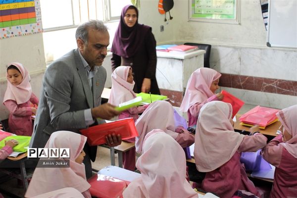 اهداء بسته‌های لوازم التحریر به دانش‌آموزان سیل زده محله سعدی شیراز توسط سازمان دانش‌آموزی فارس