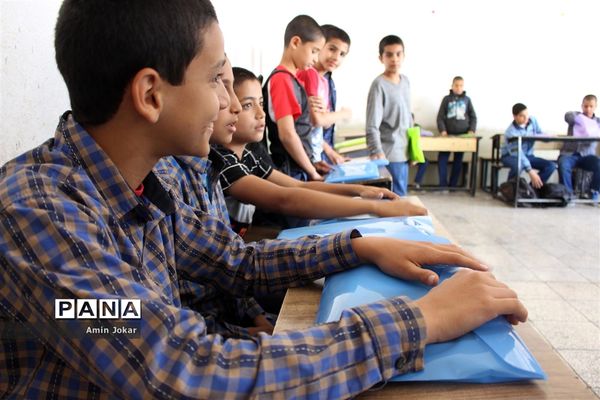 اهداء بسته‌های لوازم التحریر به دانش‌آموزان سیل زده محله سعدی شیراز توسط سازمان دانش‌آموزی فارس