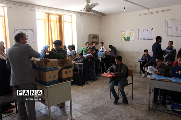 اهداء بسته‌های لوازم التحریر به دانش‌آموزان سیل زده محله سعدی شیراز توسط سازمان دانش‌آموزی فارس