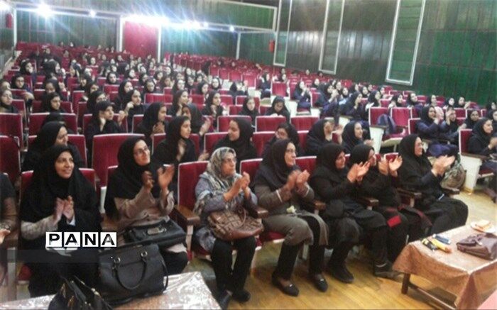 مراسم گرامیداشت ولادت حضرت علی اکبر(ع) در دبیرستان فرزانگان دوره دوم یزد برگزار شد