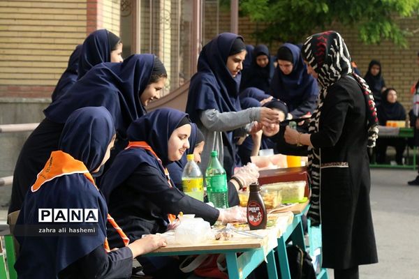 حاشیه هایی از مراسم «سیل مهربانی همکلاسی ها»