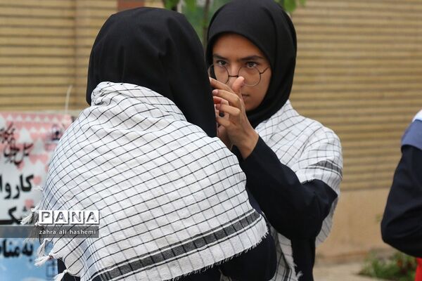 حاشیه هایی از مراسم «سیل مهربانی همکلاسی ها»