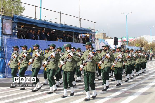رژه نیروهای مسلح همدان در روز ارتش جمهوری اسلامی ایران