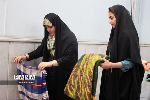 بسته بندی اقلام جمع‌آوری شده از دانش‌آموزان و فرهنگیان آذربایجان شرقی