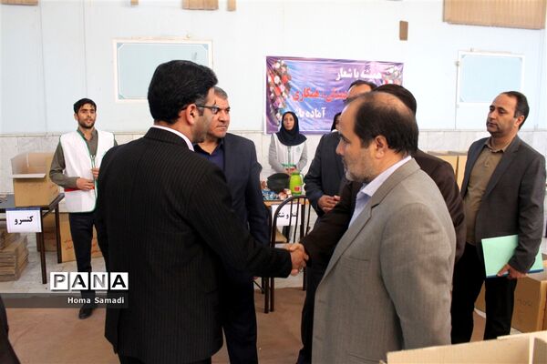 بسته بندی اقلام جمع‌آوری شده از دانش‌آموزان و فرهنگیان آذربایجان شرقی