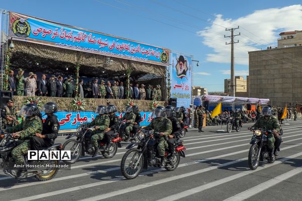 ارتش اسوه صلابت و اقتدار/ رژه روز ارتش در ارومیه