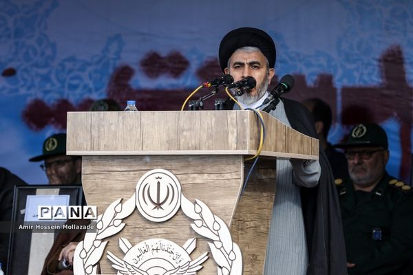 ارتش اسوه صلابت و اقتدار/ رژه روز ارتش در ارومیه