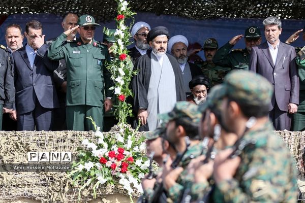 ارتش اسوه صلابت و اقتدار/ رژه روز ارتش در ارومیه