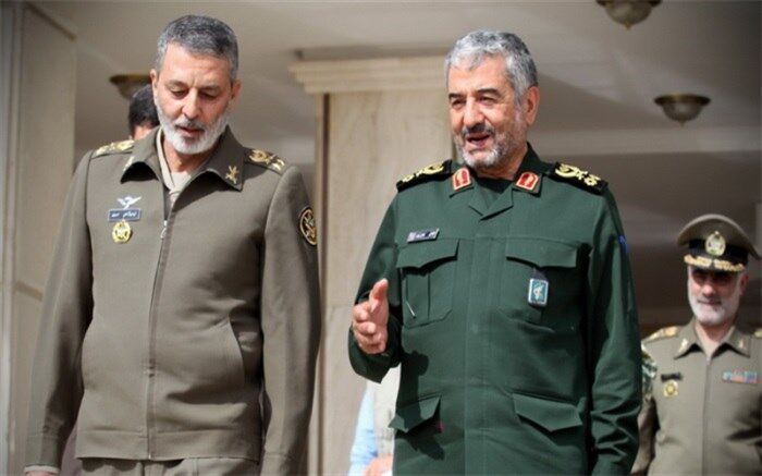 فرمانده کل ارتش: ارتش و سپاه برای دفاع از مردم دست از دست هم بیرون نمی‌کشند