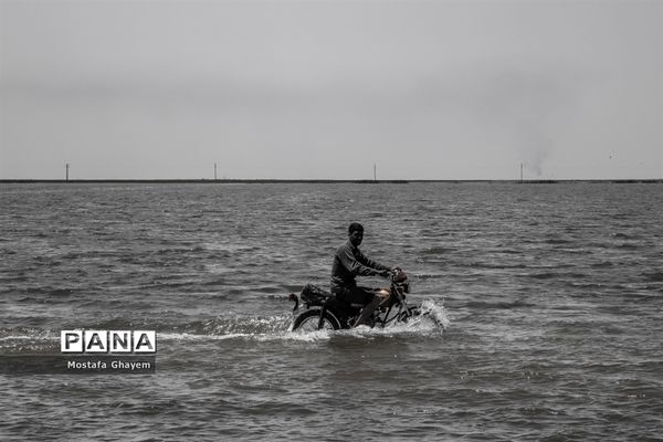 آب گرفتگی مسیراهواز_آبادان و ماهیگیری مردم از تالابها