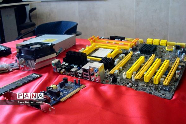 بازدید دانش‌آموزان پایه نهم چهاردانگه از هنرستان بحرالعلوم