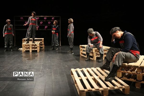 اجرای نمایش «هفت دقیقه»