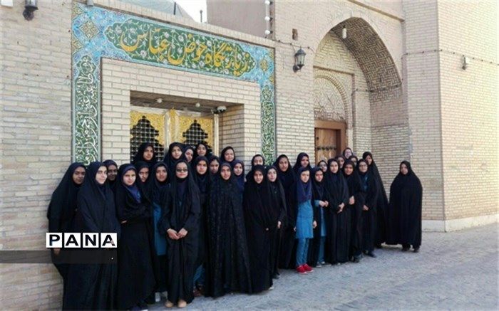 بازدید دانش آموزان دبیرستان فرزانگان شهدا از بافت تاریخی اردکان