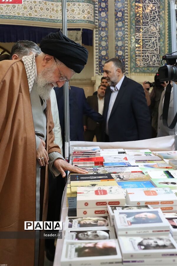 بازدید رهبرمعظم انقلاب از نمایشگاه کتاب تهران