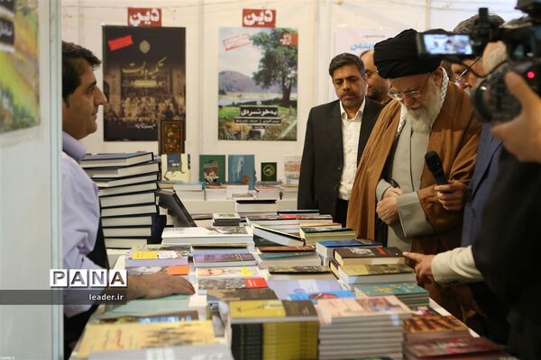 بازدید رهبرمعظم انقلاب از نمایشگاه کتاب تهران