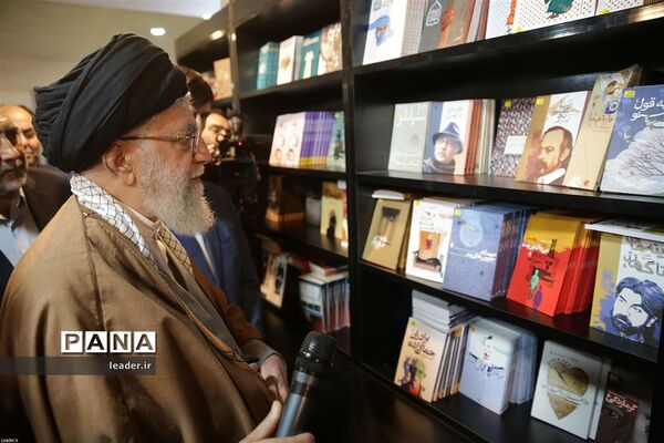 بازدید رهبرمعظم انقلاب از نمایشگاه کتاب تهران