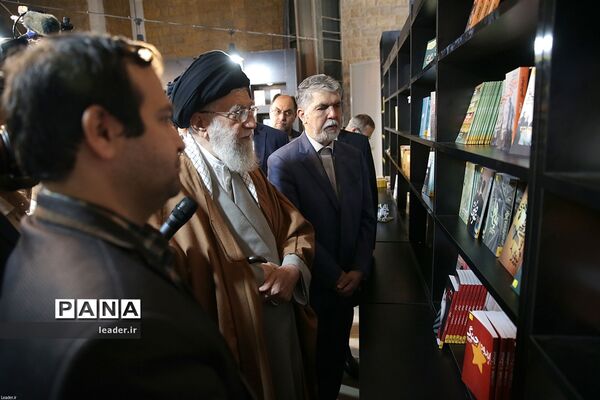 بازدید رهبرمعظم انقلاب از نمایشگاه کتاب تهران