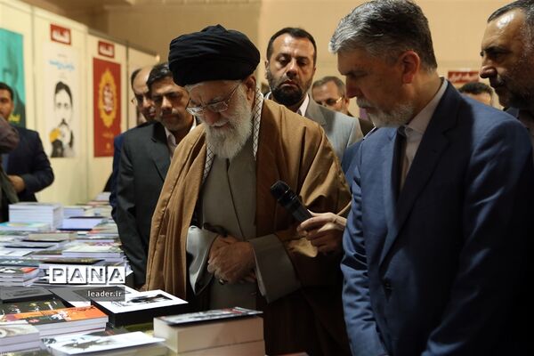 بازدید رهبرمعظم انقلاب از نمایشگاه کتاب تهران