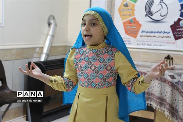 پرده خوانی و نقالی هفت قاب تاریخ شیراز از زبان دانش‌آموزان شیرازی در هفته شیراز